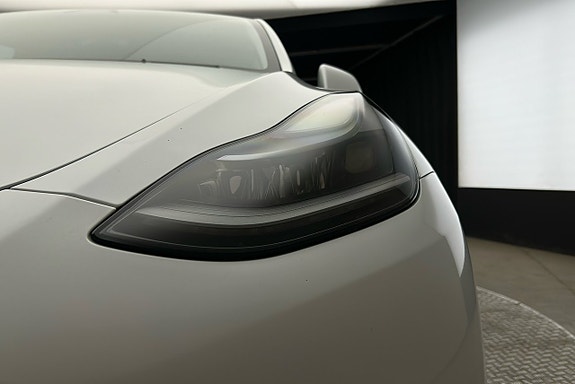 Tesla Model Y 10 of 27