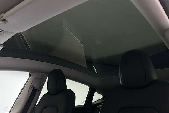 Tesla Model Y 16 of 27