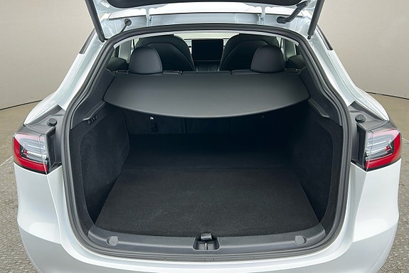 Tesla Model Y 13 of 27