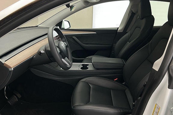 Tesla Model Y 9 of 27