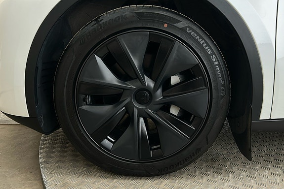 Tesla Model Y 11 of 27