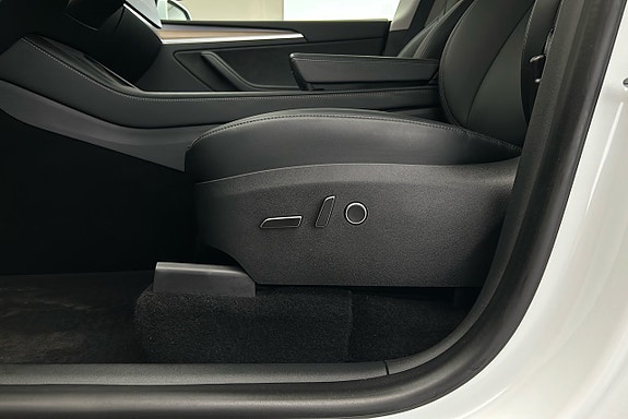 Tesla Model Y 18 of 27