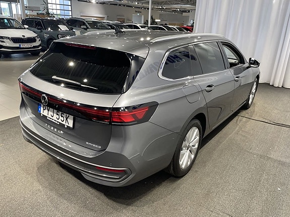 Volkswagen Passat 7 of 13