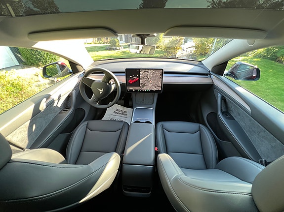 Tesla Model Y 10 of 13