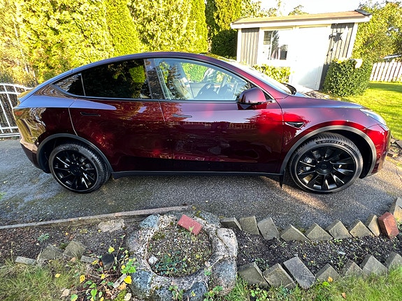 Tesla Model Y 4 of 5