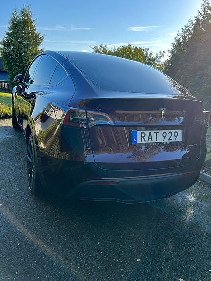Tesla Model Y 7 of 13