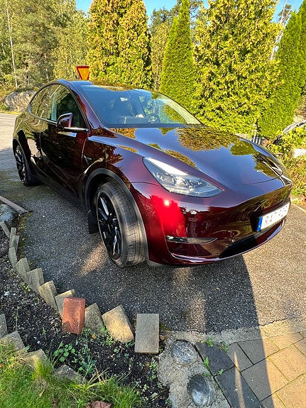 Tesla Model Y 3 of 5