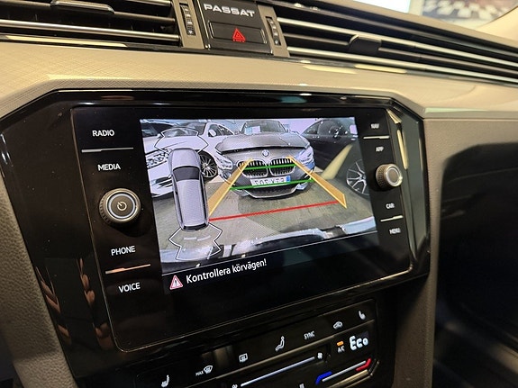 Volkswagen Passat 13 of 22