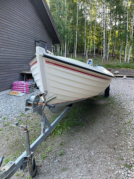 Praktiskt plastbåt med trailer 4 of 6