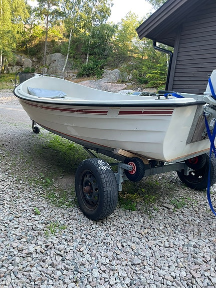Praktiskt plastbåt med trailer 3 of 6