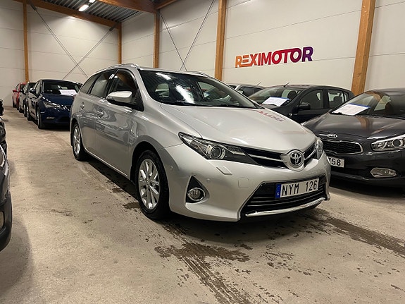 Toyota Auris 2 of 5