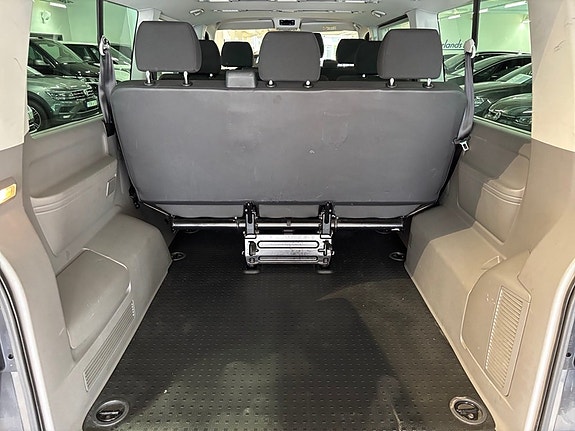 Volkswagen Caravelle 10 of 11