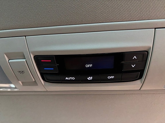 Volkswagen Caravelle 9 of 11