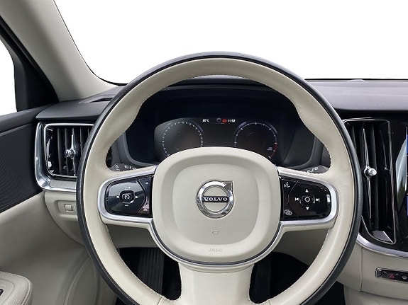 Volvo V60 Cross Country 9 of 12