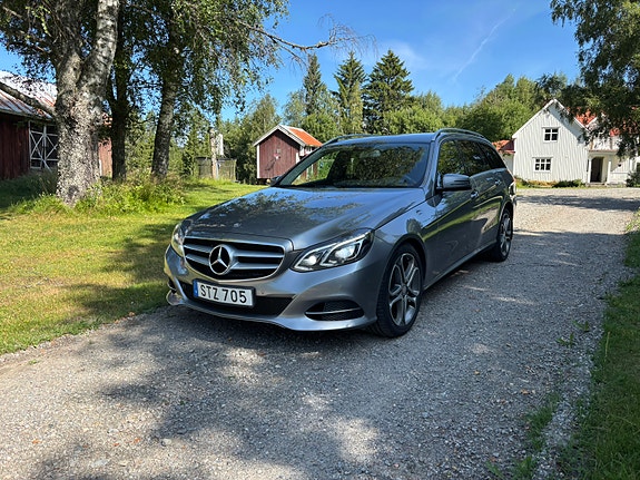 Mercedes-Benz E220 2 of 10