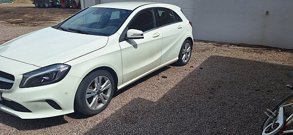 Mercedes-Benz A200 d 2 of 4