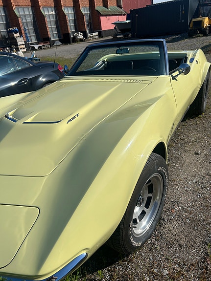 Chevrolet Corvette 2 of 5