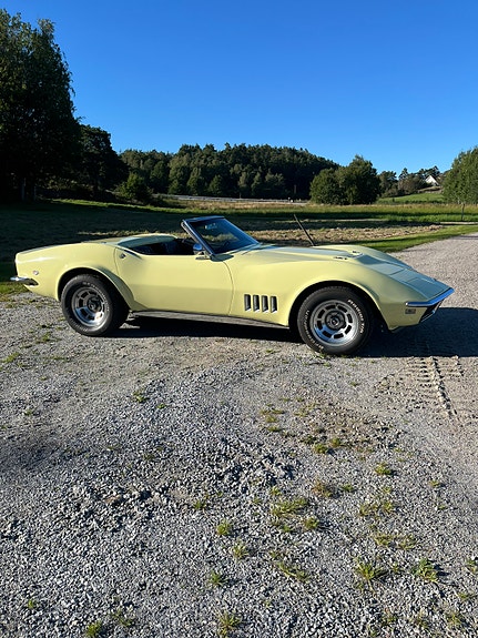 Chevrolet Corvette 3 of 5