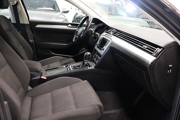 Volkswagen Passat 10 of 27