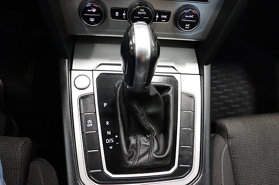 Volkswagen Passat 19 of 27