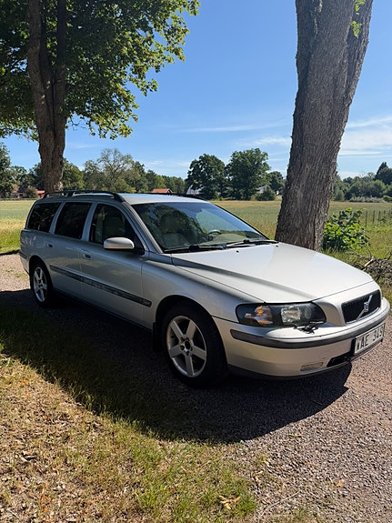 Volvo V70 2 of 9