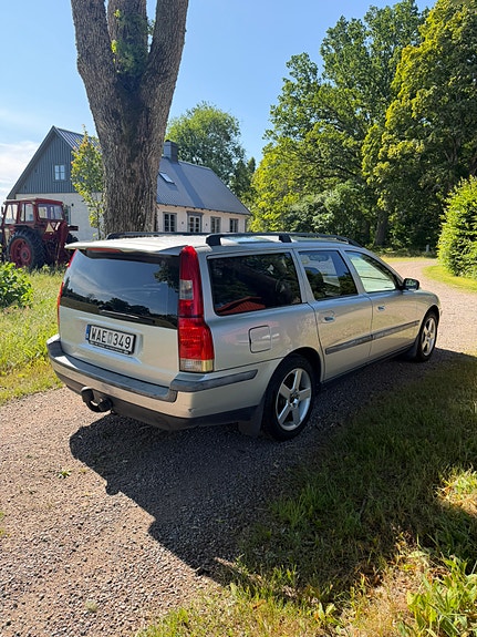 Volvo V70 3 of 9