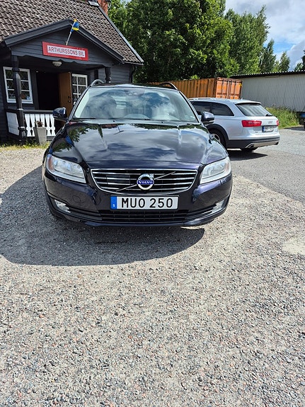 Volvo V70 3 of 5
