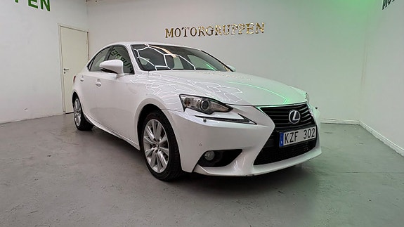 Lexus IS300h 3 of 5