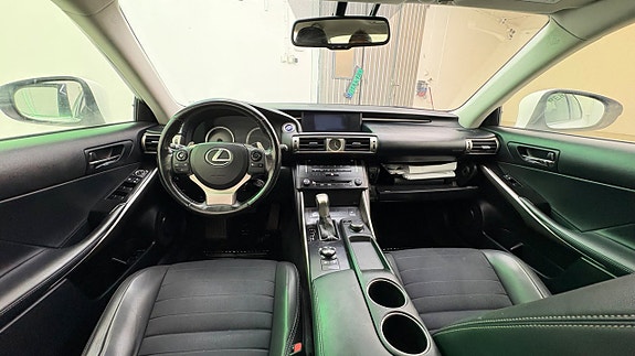 Lexus IS300h 18 of 26