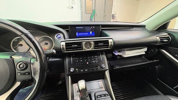 Lexus IS300h 14 of 26