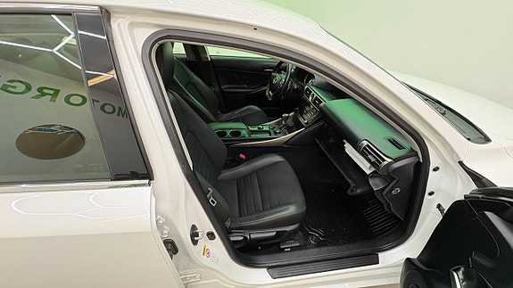 Lexus IS300h 23 of 26