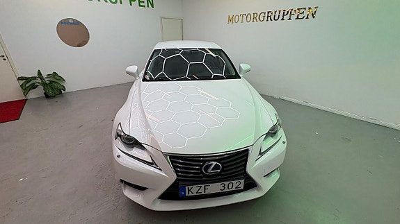 Lexus IS300h 9 of 26