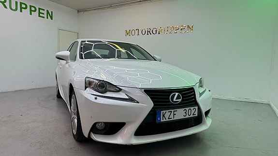 Lexus IS300h 6 of 26