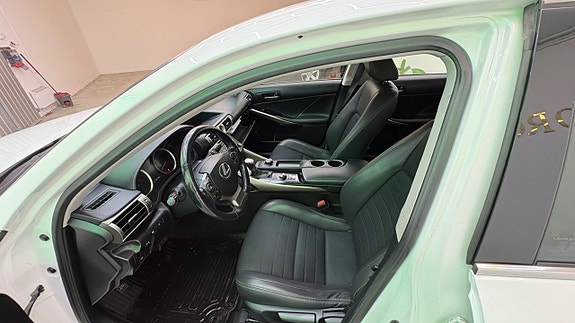 Lexus IS300h 21 of 26