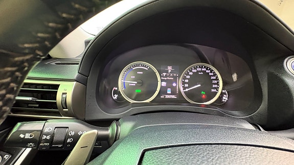 Lexus IS300h 13 of 26