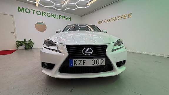 Lexus IS300h 10 of 26