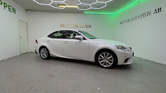 Lexus IS300h 4 of 5