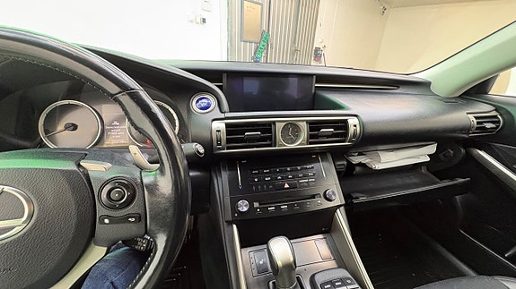 Lexus IS300h 16 of 26