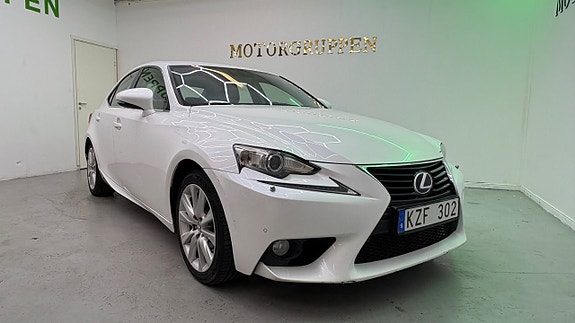 Lexus IS300h 2 of 5