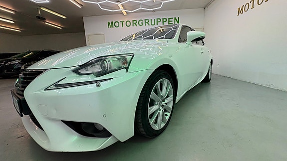 Lexus IS300h 7 of 26