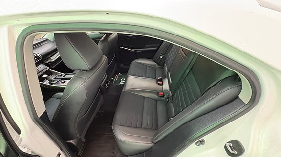 Lexus IS300h 17 of 26