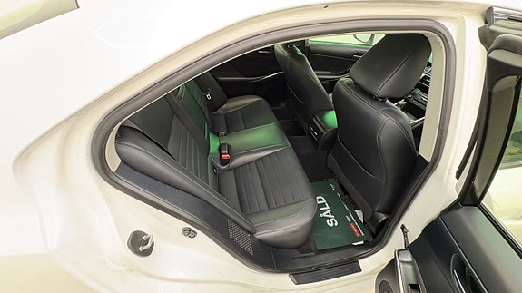 Lexus IS300h 24 of 26