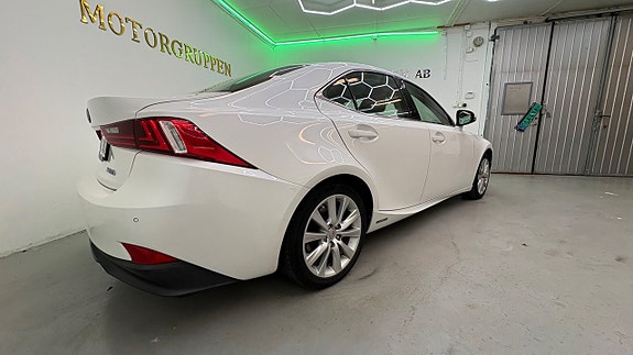 Lexus IS300h 12 of 26