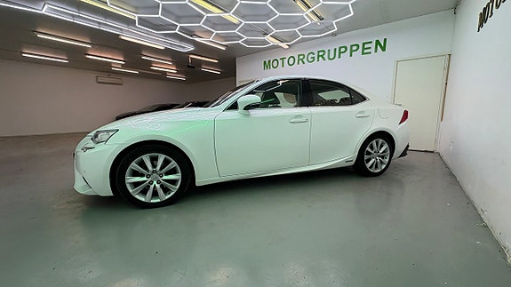 Lexus IS300h 8 of 26