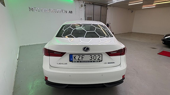 Lexus IS300h 11 of 26