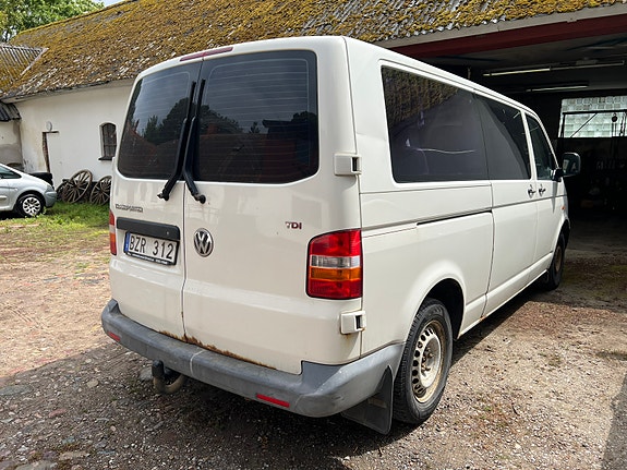 Volkswagen Shuttle 2 of 5