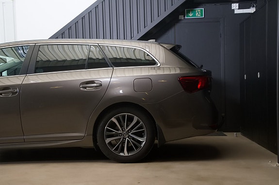 Toyota Avensis 2 of 5