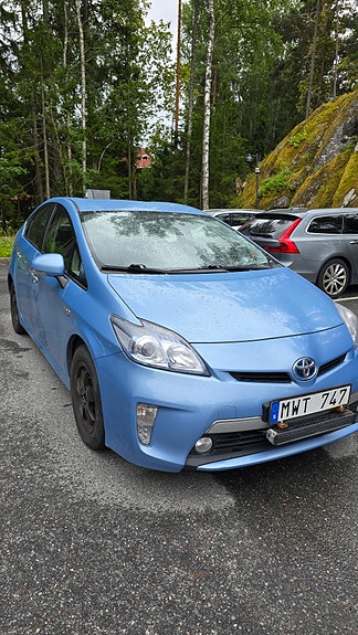 Toyota Prius Plug-in Hybrid 3 of 5