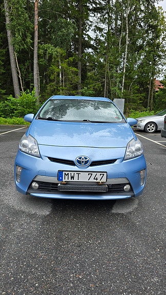 Toyota Prius Plug-in Hybrid 4 of 5