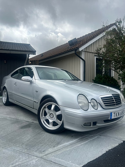 Mercedes-Benz CLK320 2 of 5